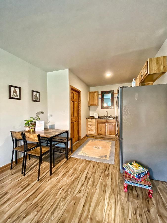 Giriraja Ashraya Apartment Moundsville ภายนอก รูปภาพ